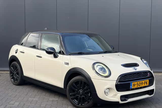 MINI Cooper S (2019) thumbnail 1