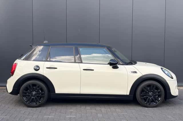 MINI Cooper S (2019) thumbnail 2