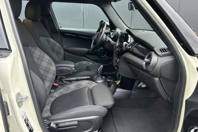 MINI Cooper S (2019) thumbnail 3
