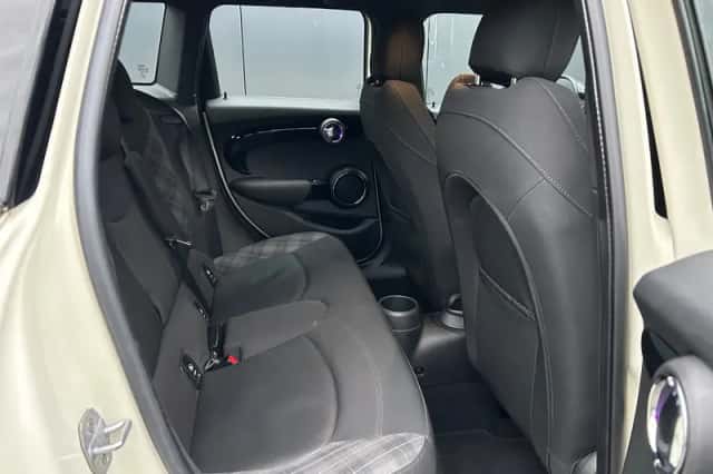 MINI Cooper S (2019) thumbnail 4