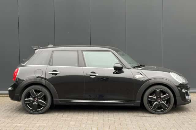 MINI Cooper (2017) thumbnail 2