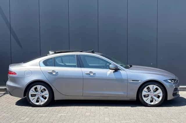 Jaguar XE (2020) thumbnail 2