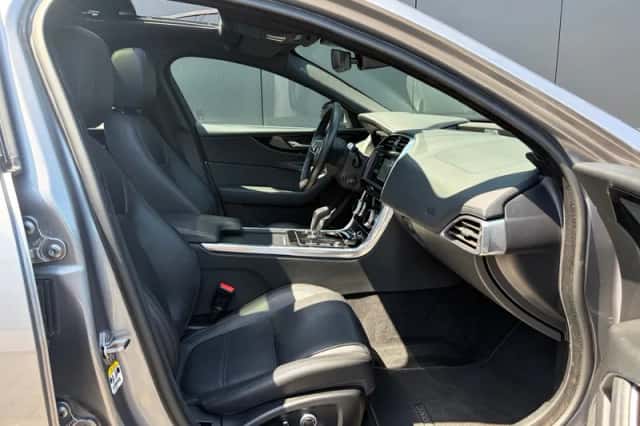 Jaguar XE (2020) thumbnail 3