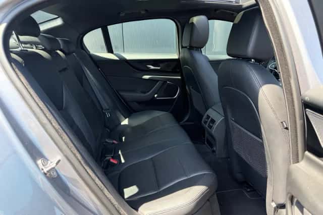 Jaguar XE (2020) thumbnail 4