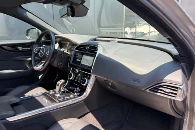 Jaguar XE (2020) thumbnail 5