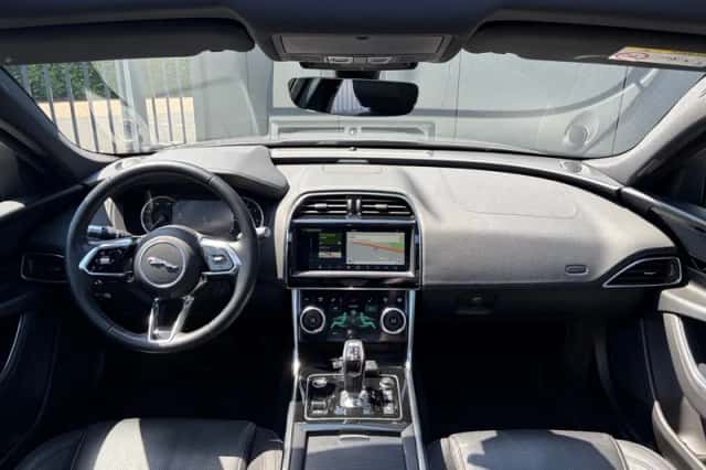 Jaguar XE (2020) thumbnail 6