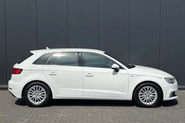 Audi A3 (2017) thumbnail 2