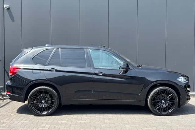 BMW X5 (2017) thumbnail 2