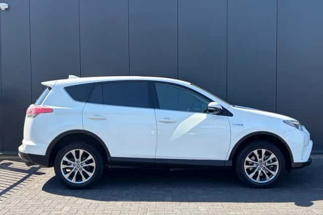 Toyota RAV4 (2016) thumbnail 2