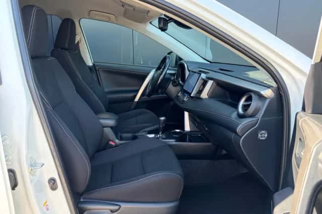 Toyota RAV4 (2016) thumbnail 3