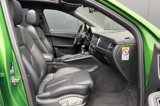 Porsche Macan (2019) thumbnail 3