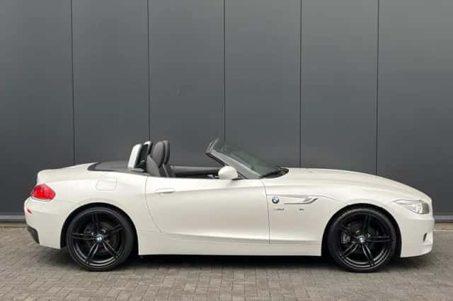 BMW Z4 (2015) thumbnail 2