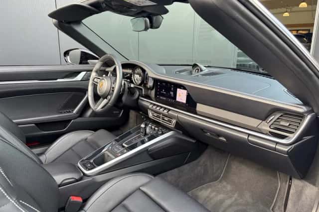 Porsche 911 (2021) thumbnail 5