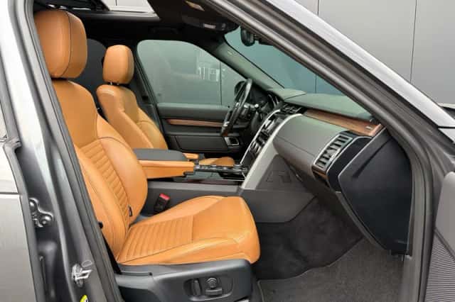 Land Rover Discovery (2018) thumbnail 3