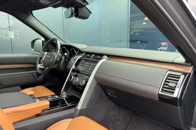 Land Rover Discovery (2018) thumbnail 6