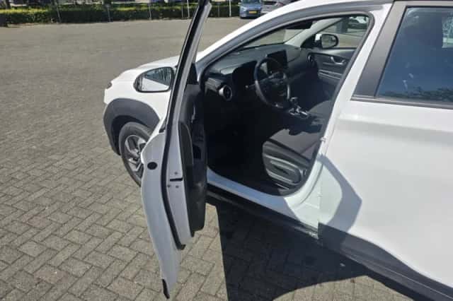 Hyundai Kona (2022) thumbnail 6