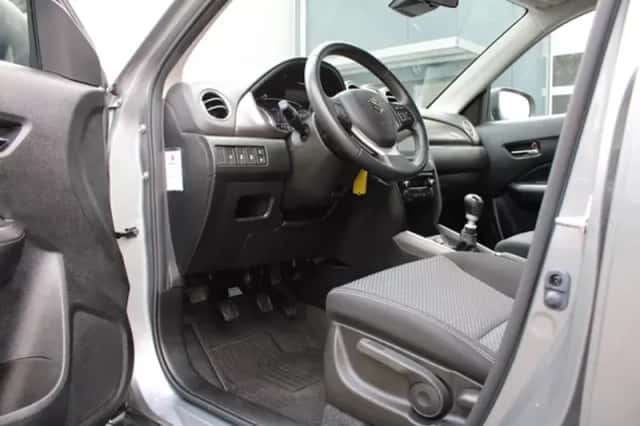 Suzuki Vitara (2021) thumbnail 5