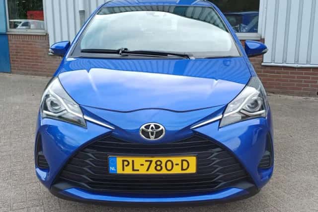 Toyota Yaris (2017) thumbnail 3