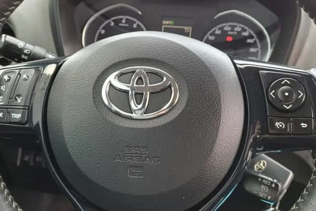 Toyota Yaris (2017) thumbnail 4