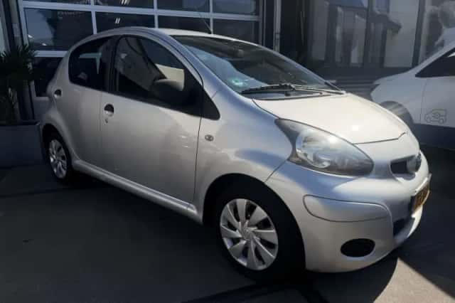Toyota Aygo (2010) thumbnail 4