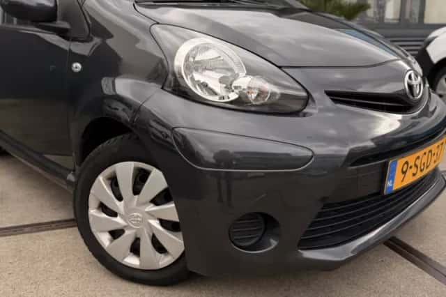 Toyota Aygo (2013) thumbnail 2