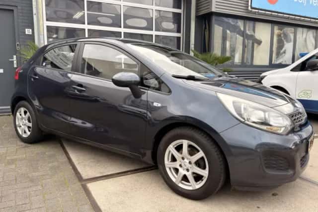 Kia Rio (2014) thumbnail 3