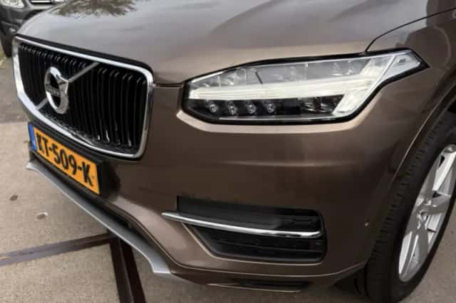 Volvo XC90 (2016) thumbnail 2