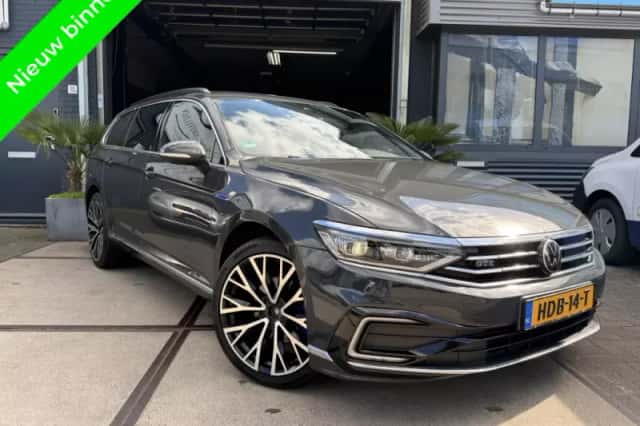 Volkswagen Passat (2021) thumbnail 1