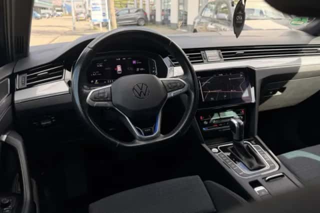 Volkswagen Passat (2021) thumbnail 2