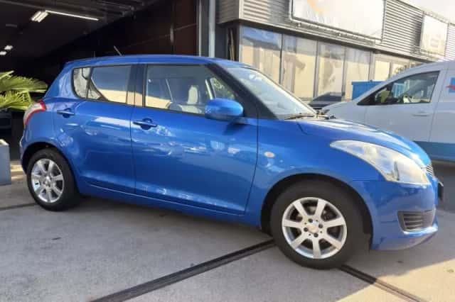 Suzuki Swift (2011) thumbnail 5