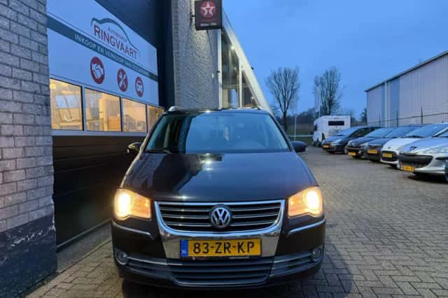 Volkswagen Touran (2008) thumbnail 2