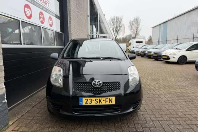 Toyota Yaris (2006) thumbnail 2