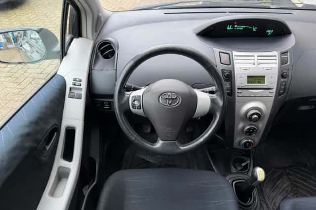 Toyota Yaris (2006) thumbnail 3