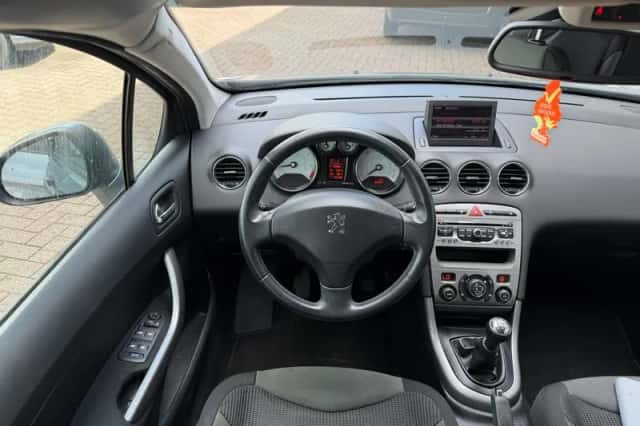 Peugeot 308 (2011) thumbnail 4
