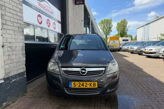 Opel Zafira (2013) thumbnail 2
