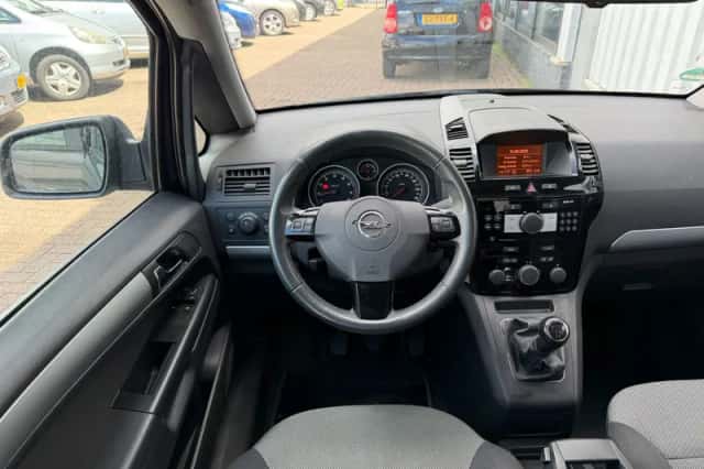 Opel Zafira (2013) thumbnail 4