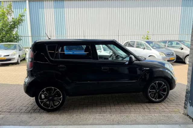 Kia Soul (2010) thumbnail 6