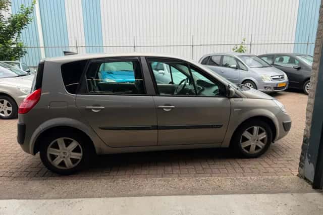 Renault Scénic (2004) thumbnail 6