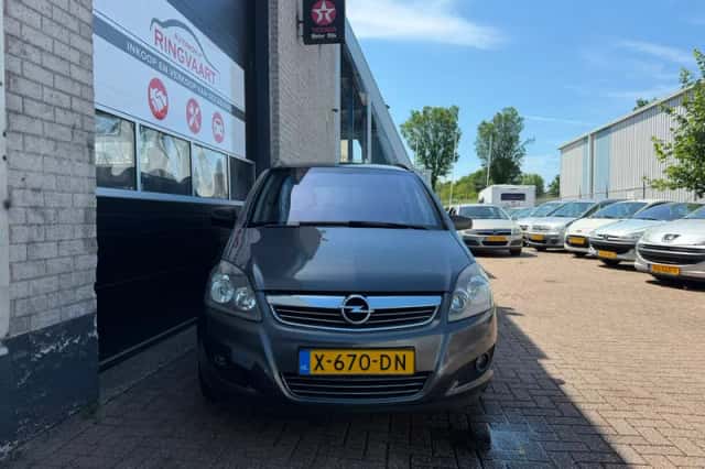 Opel Zafira (2010) thumbnail 2