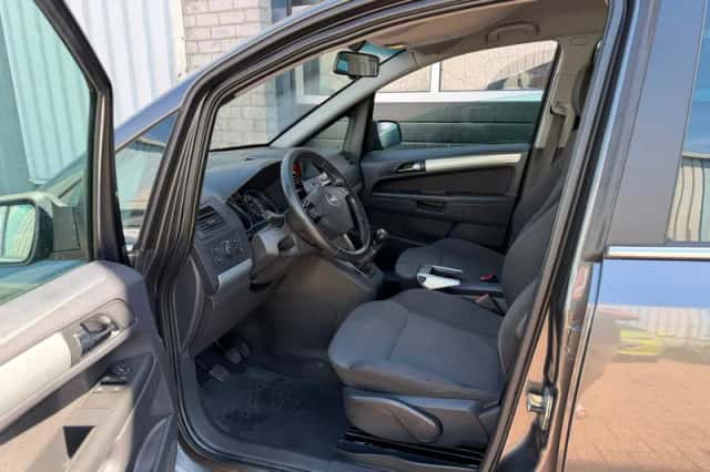 Opel Zafira (2010) thumbnail 3