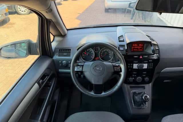 Opel Zafira (2010) thumbnail 4