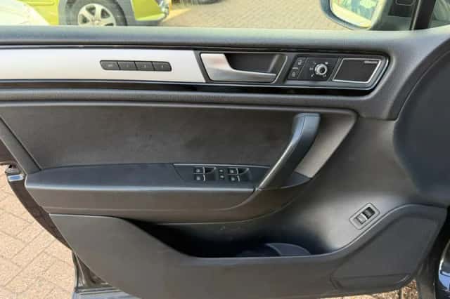 Volkswagen Touareg (2010) thumbnail 3