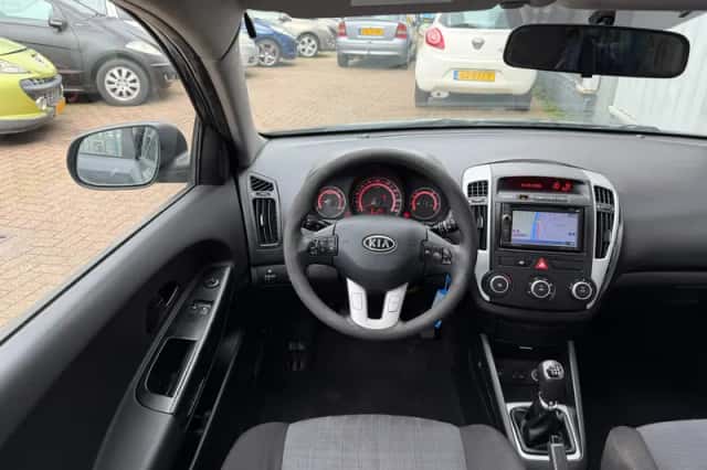 Kia Ceed (2011) thumbnail 4