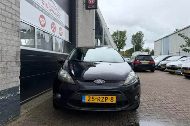 Ford Fiesta (2011) thumbnail 2