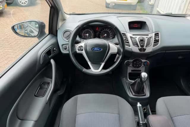 Ford Fiesta (2011) thumbnail 4