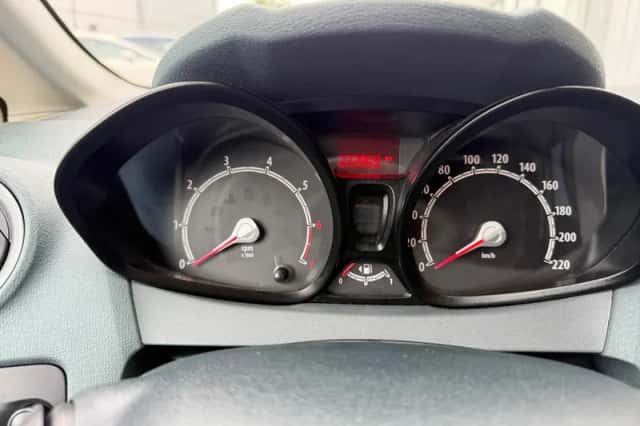Ford Fiesta (2011) thumbnail 6
