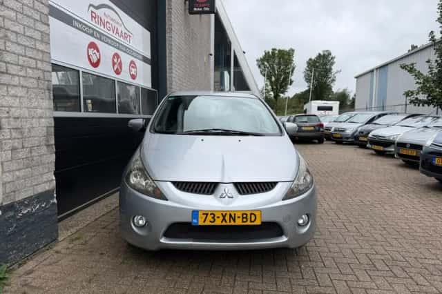 Mitsubishi Grandis (2004) thumbnail 2