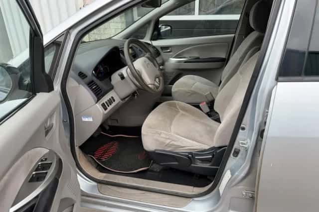 Mitsubishi Grandis (2004) thumbnail 3