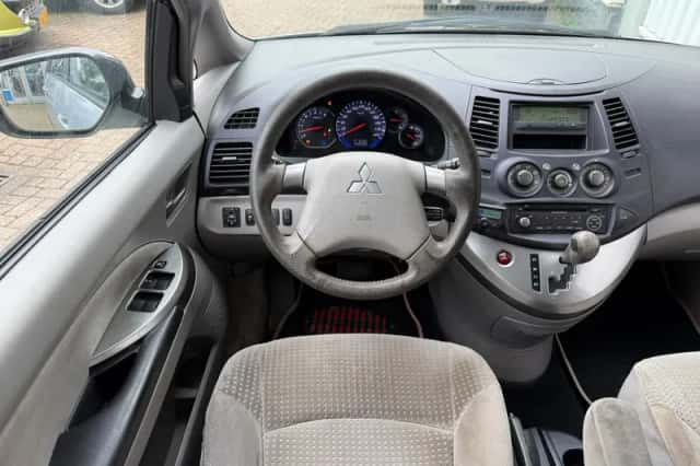 Mitsubishi Grandis (2004) thumbnail 4
