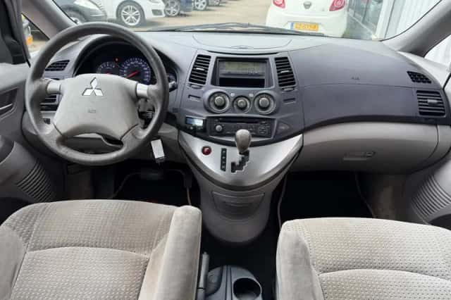 Mitsubishi Grandis (2004) thumbnail 5